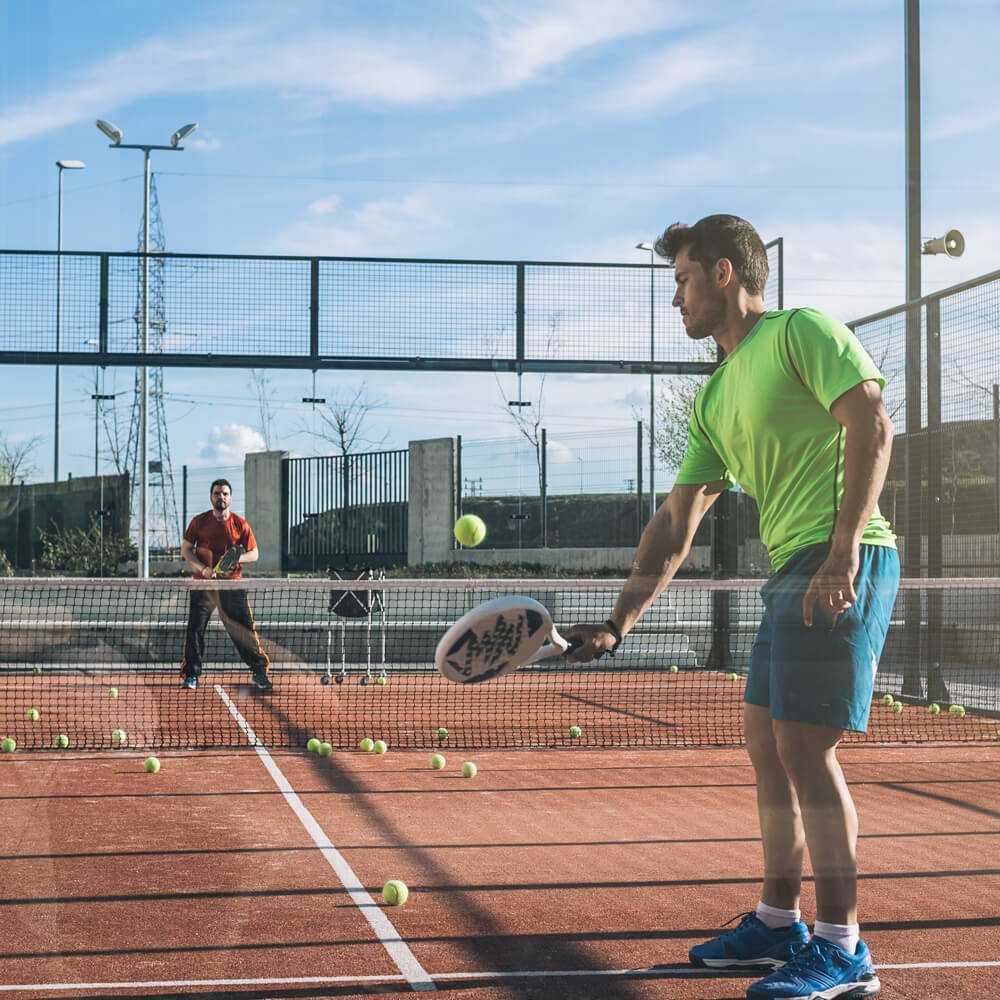 Pádel en agosto: por qué el calor te hace fallar más (y cómo no dejar que gane la partida)